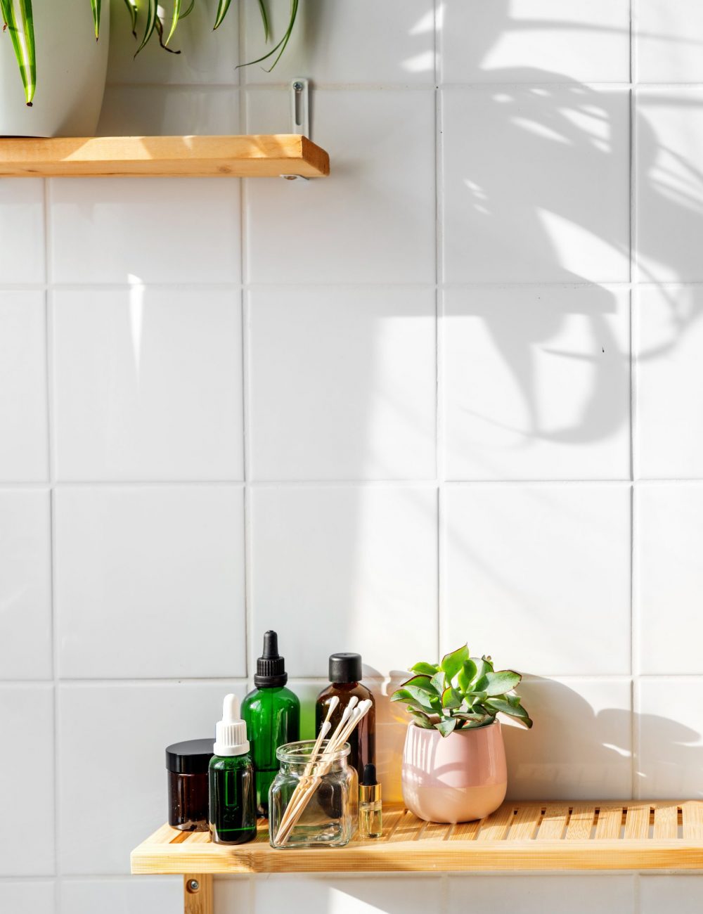 Modernes Badezimmer mit gestrichenen Fliesen in Darmstadt – saubere, helle Optik nach Fliesenbeschichtung ohne Renovierung